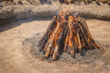 Portekiz, Amarante 'deki Gondar' ın kara çamurunun pişirme işlemi sırasında şenlik ateşinin hazırlanması.