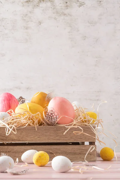 Pasen Roze Gele Witte Eieren Houten Doos Witte Tulpen Stockafbeelding