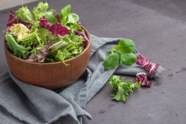 Ispanak, romaine ve marullu taze yeşil salata.