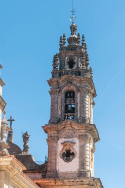 Portekiz, Lamego 'daki Güzel Çareler Tapınağı. Manzara, turistlerin şaşırtıcı barok mimarisiyle popüler olan ülkenin büyük bir hac kilisesi..