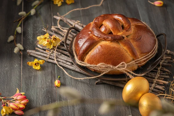 Tarta Pascua Tradicional Portuguesa Folar Con Huevos Oro Mesa Pascua — Foto de Stock