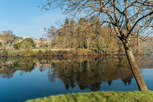 ポンテ バルサ ポルトガルのリマ川の風景です リマ川の詩人公園の眺め ロイヤリティフリーのストック写真
