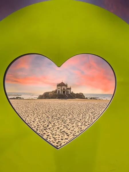 ポルトの近くにあるミラマービーチ ヴィラ ノヴァ ガイアのチャペル センホール ペドラ 長い露出効果と海の風景です 観光名所や信仰の場所 ハート型のフレームに包まれた風景 — ストック写真