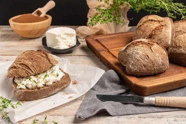 Rustic Malt Bread Cottage Cheese Breakfast Snack Selective Focus — Stockfoto