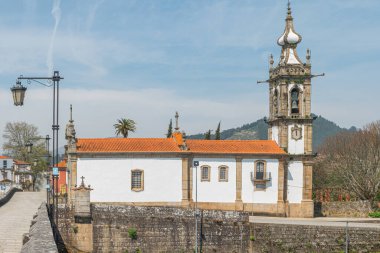 Santo Antonio da Torre Velha Kilisesi. Portekiz 'in Ponte de Lima şehrinde bulunan daha büyük bir kilise kilisesi ve çan kulesi olan geç dönem bir barok tapınağı.