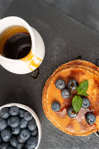Stapelweise Pfannkuchen Mit Frischem Blaubeer Und Karamellsirup — Stockfoto