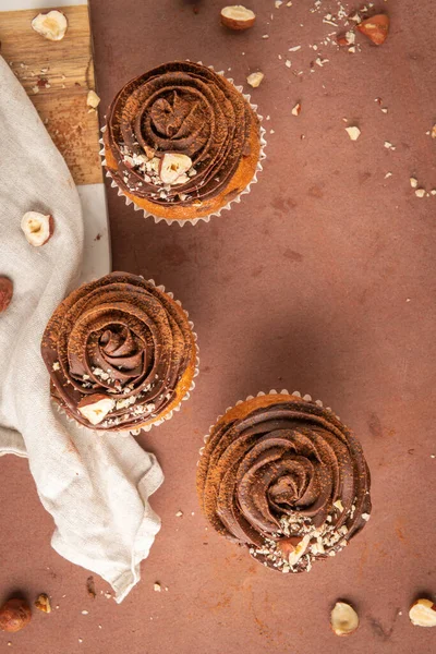 Schokoladen Chip Muffins Mit Schokolade Ganache Und Haselnuss Auf Einer — Stockfoto