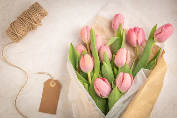 Buquê Flores Tulipa Rosa Fundo Bege Pálido Deitado Plano Vista — Fotografia de Stock