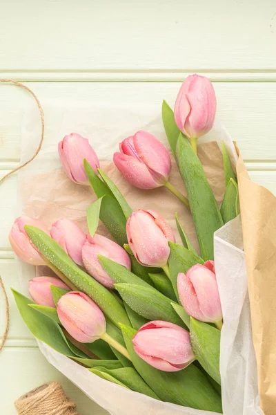 粉红色的郁金香花 背景为淡绿色 平躺在地上 尽收眼底 春花概念 — 图库照片