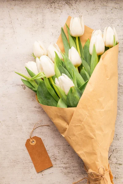 Boeket Witte Tulpen Een Witte Achtergrond Kopieer Ruimte Pasen Bovenaanzicht — Stockfoto