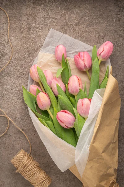 Buquê Flores Tulipa Rosa Fundo Cinza Deitado Plano Vista Superior — Fotografia de Stock