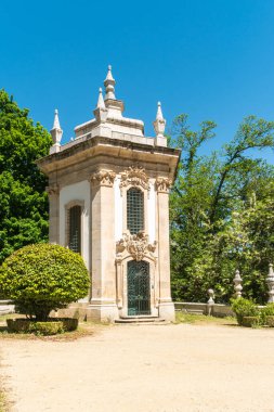Portekiz, Lamego 'daki Güzel Çareler Tapınağı. Manzara, turistlerin şaşırtıcı barok mimarisiyle popüler olan ülkenin büyük bir hac kilisesi..