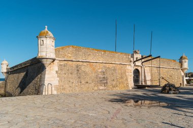 Fortaleza da Ponta da Bandeira Kalesi Praia da Batata Lagos, Algarve, Portekiz.