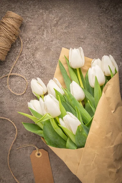 Boeket Witte Tulpen Een Grijze Achtergrond Kopieer Ruimte Pasen Bovenaanzicht — Stockfoto