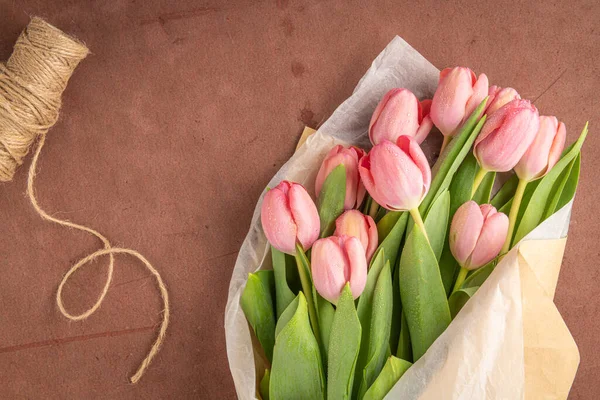 Roze Tulp Bloemen Boeket Rode Cement Achtergrond Vlakke Lay Bovenaanzicht — Stockfoto