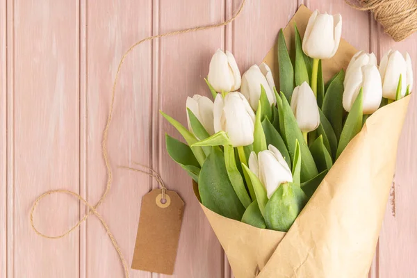 Bukiet Białych Tulipanów Różowym Drewnianym Tle Przestrzeń Kopiowania Wielkanoc Widok — Zdjęcie stockowe