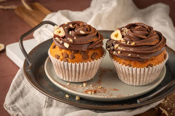 Čokoládové Muffiny Zdobené Čokoládovým Ganachem Lískovými Oříšky Kuchyňské Lince Stock Snímky