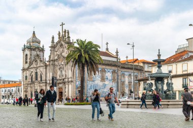 PORTO, PORTUGAL, CIRCA MARCH 2019: Igreja do Carmo, Portekiz 'in Porto şehrinde mavi kiremit ve barok mimarisi ile ünlü bir kilise.