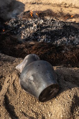 AMARANTE, PORTUGAL - CIRCA APRIL 2022: 30, Portekiz 'de Amarante, Portekiz' de Gondar 'ın pişirme işlemi sırasında biriken kil parçaları ile şenlik ateşini ortaya çıkarmanın son aşaması.