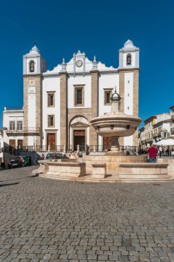 EVORA, PORTUGAL - CIRCA MARCH 2019: Evora, Portekiz 'deki Giraldo Meydanı (Praca do Giraldo). Evora bir UNESCO Dünya Mirası Alanı.
