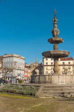 BRAGA, PORTUGAL - CIRCA FEBRUARY 2019: Rua Souto Kemeri yaygın olarak Arco da Porta Nova olarak adlandırılan bir 18. yüzyıl törensel kemer