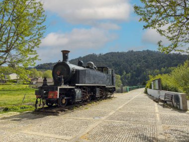 VOUZELA, PORTUGAL - CIRCA APRIL 2023: Vouzela, Viseu Portugal 'da tarihi tipik Portekiz buharlı tren lokomotifi