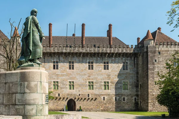 stock image Guimaraes, Portugal - CIRCA APRIL 2018 : Statue of the first king of Portugal D Afonso Henriques by the sculptor Antonio Soares dos Reis. Guimaraes, Portugal