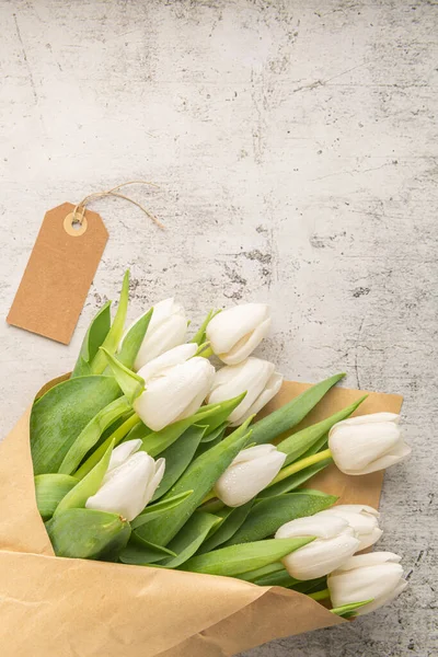Kytice Bílých Tulipánů Bílém Pozadí Kopírovat Prostor Velikonoce Horní Pohled — Stock fotografie