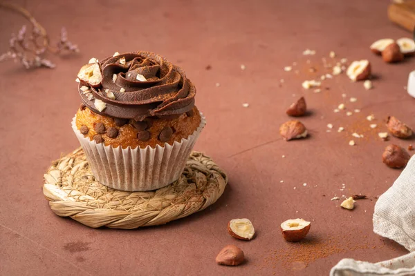 Csokis Muffin Csokoládé Ganache Szal Mogyoróval Díszítve Konyhaasztalon Stock Kép