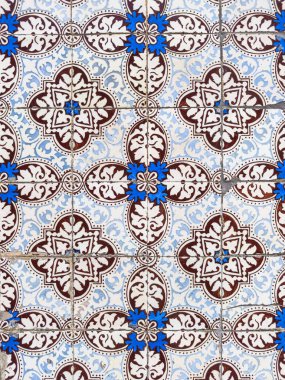 Geleneksel beyaz, mavi ve kahverengi Portekiz dekoratif fayanslar azulejos