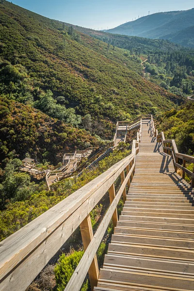 Coentral Grande, Castanheira de Pera, Portekiz 'deki Ribeira de Quelhas geçidi manzarası.