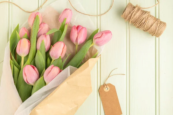 Buquê Flores Tulipa Rosa Fundo Madeira Verde Pálido Deitado Plano — Fotografia de Stock