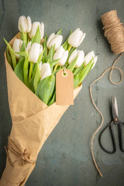 Bouquet Tulipes Blanches Sur Fond Ciment Bleu Espace Copie Pâques — Photo