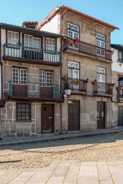 Portekiz 'in eski Guimaraes kasabasında dar bir sokak manzarası