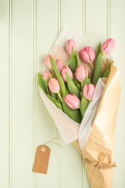 Buquê Flores Tulipa Rosa Fundo Madeira Verde Pálido Deitado Plano — Fotografia de Stock