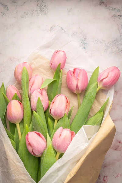 粉红色的郁金香花 背景苍白 平躺在地上 尽收眼底 春花概念 — 图库照片