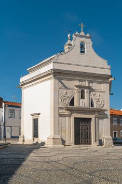 Parlak, güneşli bir günde açık mavi gökyüzüne karşı Aziz Goncalinho Kilisesi. Aveiro, Portekiz