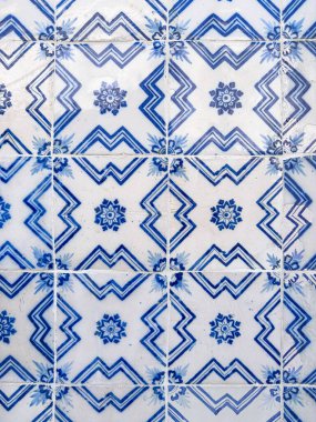 Geleneksel beyaz ve mavi süslemeli Portekiz dekoratif fayansları azulejos