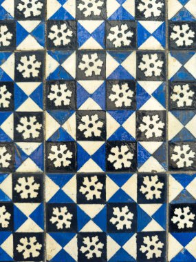 Geleneksel beyaz, siyah ve mavi süslemeli Portekiz dekoratif fayansları azulejos