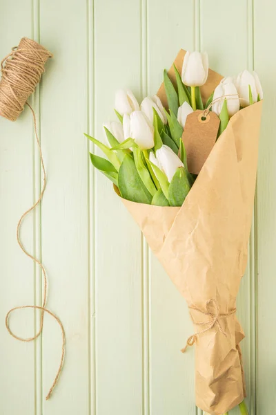 Kytice Bílých Tulipánů Zeleném Dřevěném Pozadí Kopírovací Prostor Velikonoce Horní — Stock fotografie