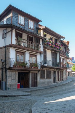 Portekiz 'in eski Guimaraes kasabasında dar bir sokak manzarası