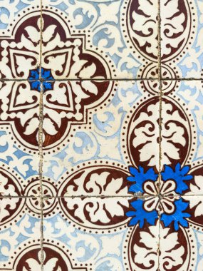 Geleneksel beyaz, mavi ve kahverengi Portekiz dekoratif fayanslar azulejos
