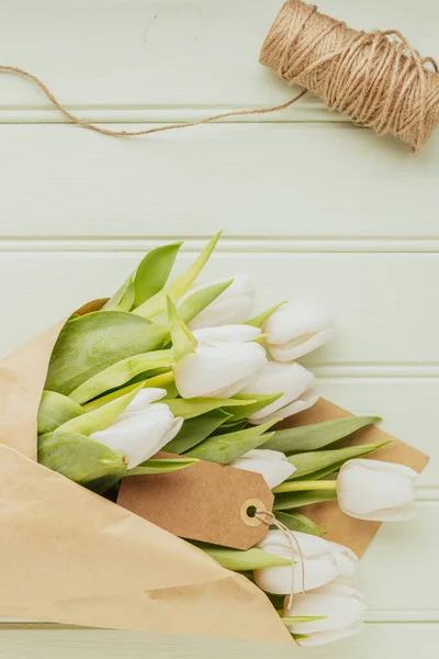 Bukiet Białych Tulipanów Zielonym Drewnianym Tle Przestrzeń Kopiowania Wielkanoc Widok — Zdjęcie stockowe