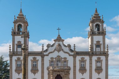 Merhamet Kilisesi 'nin ön cephesinde, Igreja da Misericordia' da, barok tarzı anıtta, Portekiz 'deki Viseu şehrinin mimari ikonunda görüldü..