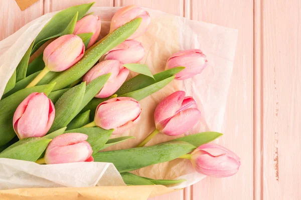 Buquê Flores Tulipa Rosa Fundo Madeira Rosa Pálido Deitado Plano — Fotografia de Stock