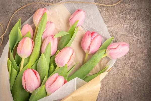 Roze Tulp Bloemen Boeket Grijze Achtergrond Vlakke Lay Bovenaanzicht Voorjaarsbloemenconcept — Stockfoto