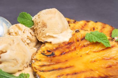 Vanilyalı dondurma ve nane yaprakları ile ızgara ananas