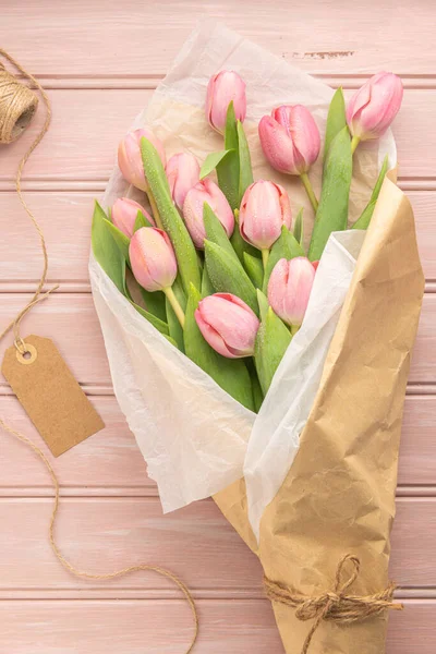 Buquê Flores Tulipa Rosa Fundo Madeira Rosa Pálido Deitado Plano — Fotografia de Stock