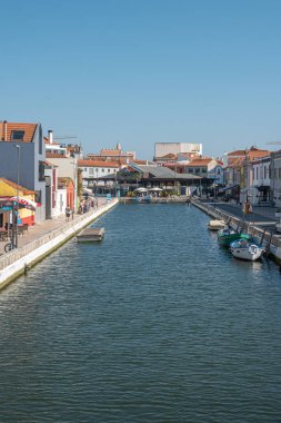 AVEIRO, PORTUGAL - CIRCA AUGust, 2020: Portekiz 'de Aveiro kanalı gondol tarzı tekneler. Aveiro, kanalları nedeniyle Portekiz 'in Venedik' i olarak bilinir..