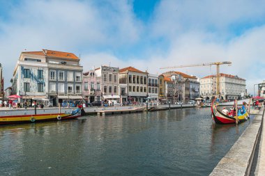 AVEIRO, PORTUGAL - CIRCA AUGust, 2020: Portekiz 'de Aveiro kanalı gondol tarzı tekneler. Aveiro, kanalları nedeniyle Portekiz 'in Venedik' i olarak bilinir..